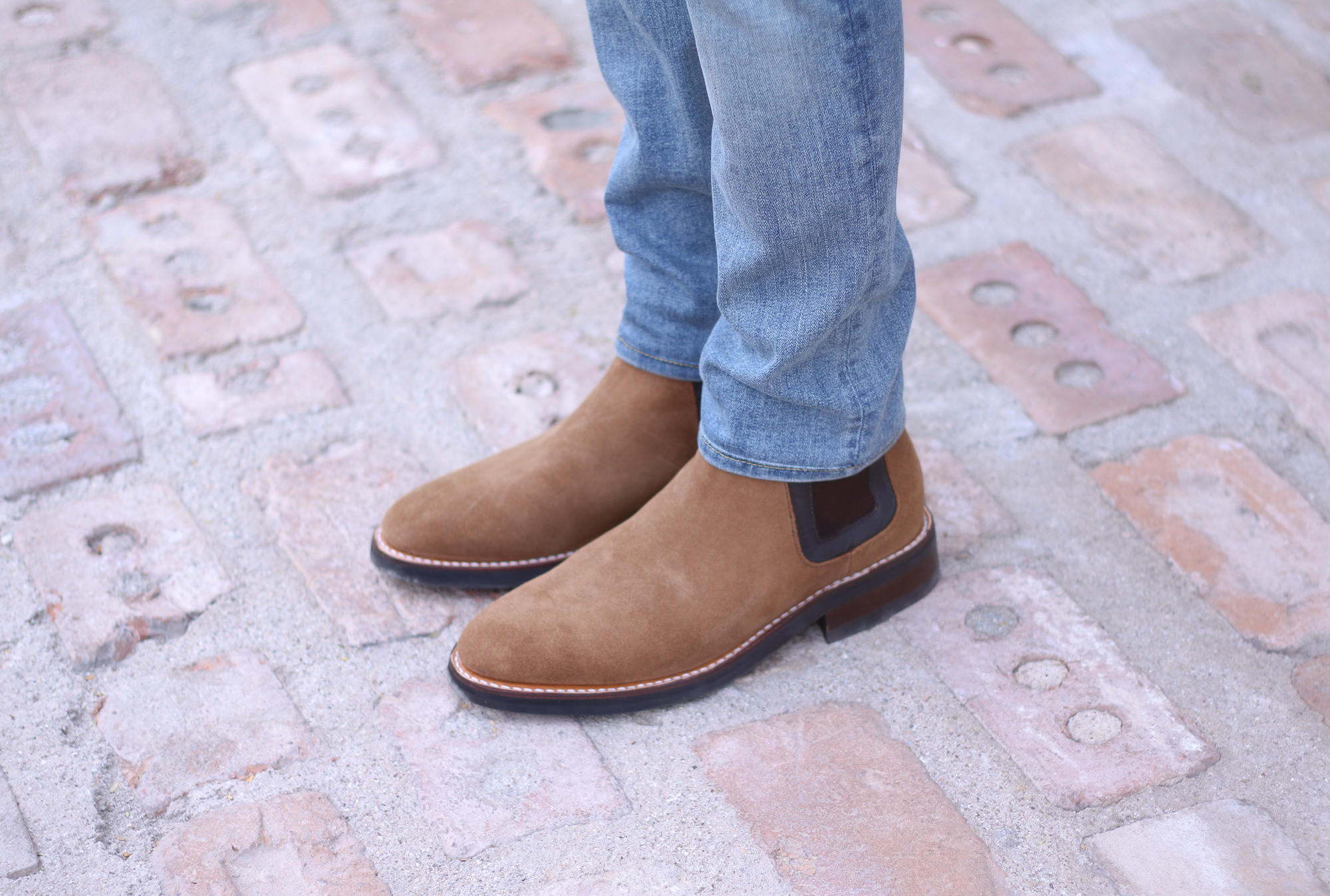 cream chelsea boots mens outfit