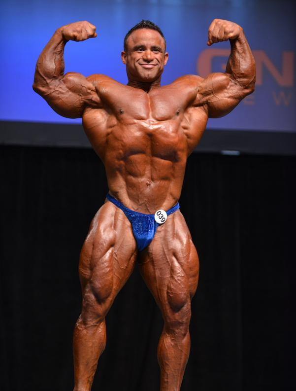 How did most classic bodybuilders have or maintain slim waists