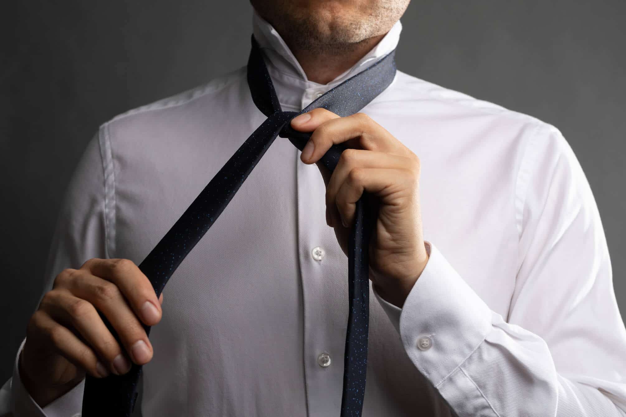 How To Tie A Tie In 10 Easy Steps How To Tie A Half-Windsor Knot ...