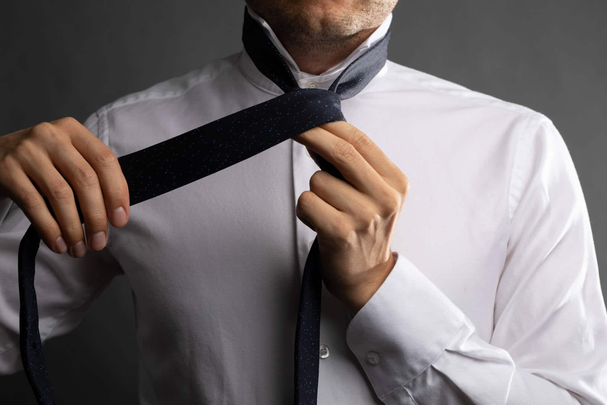 Виндзорский узел на галстуке фото
