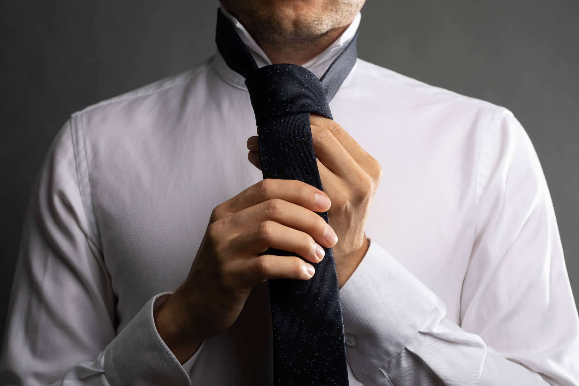 Руки завязанные галстуком