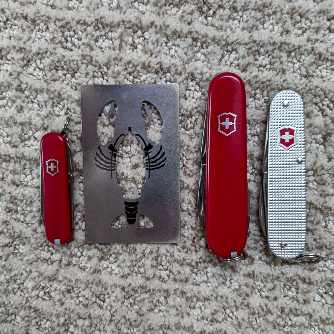 Important lot of knives including Swiss Army knives, Lag…